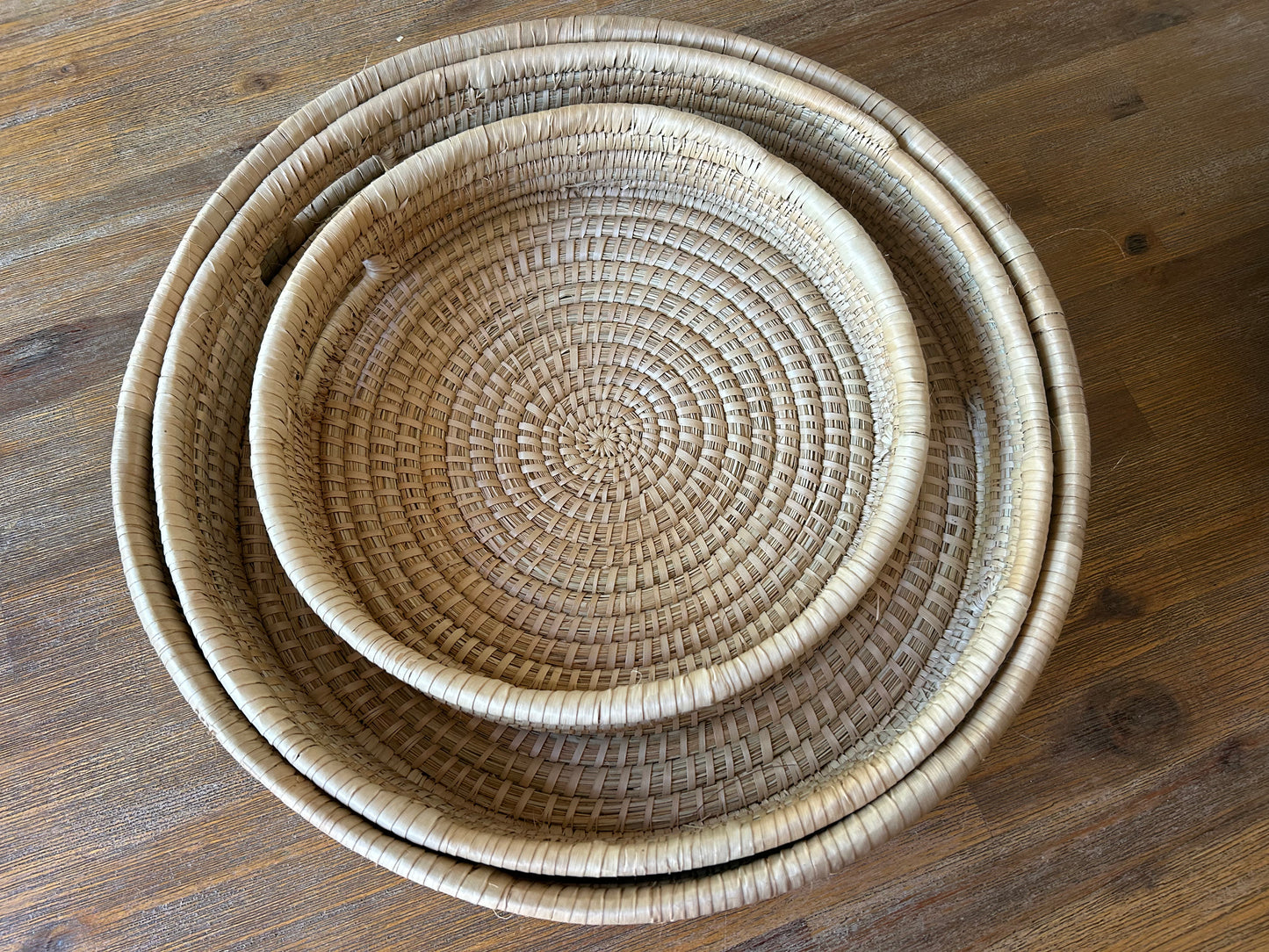 Round woven trays