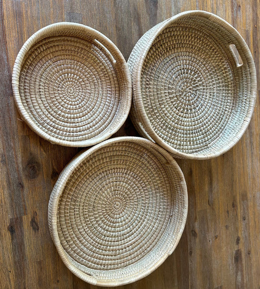 Round woven trays